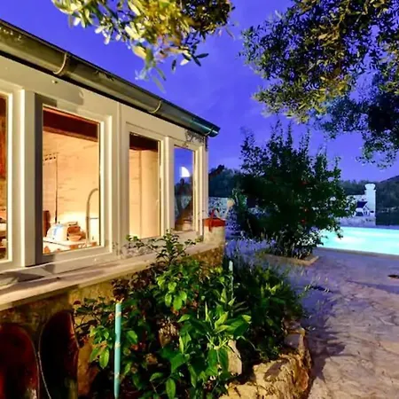Robinzon House Rocsy - With Pool And Jacuzzi, Vila *
