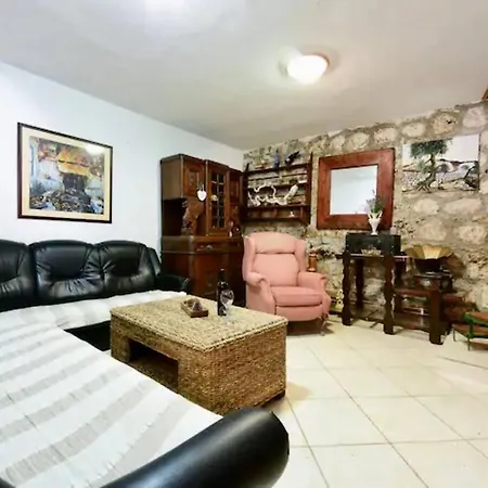 Vila Robinzon House Rocsy - With Pool And Jacuzzi, Zdrelac