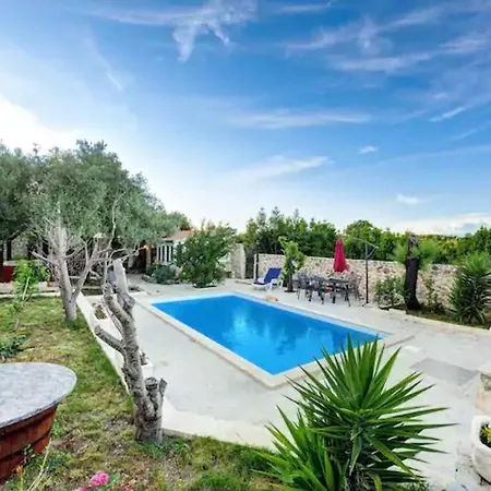 Robinzon House Rocsy - With Pool And Jacuzzi, Vila Zdrelac