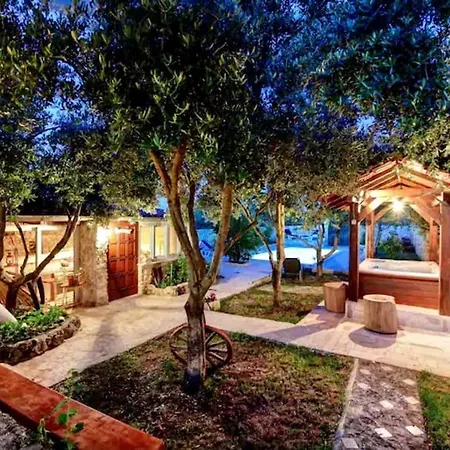 Vila Robinzon House Rocsy - With Pool And Jacuzzi, Zdrelac