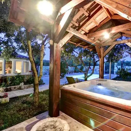 Robinzon House Rocsy - With Pool And Jacuzzi, Villa Ždrelac